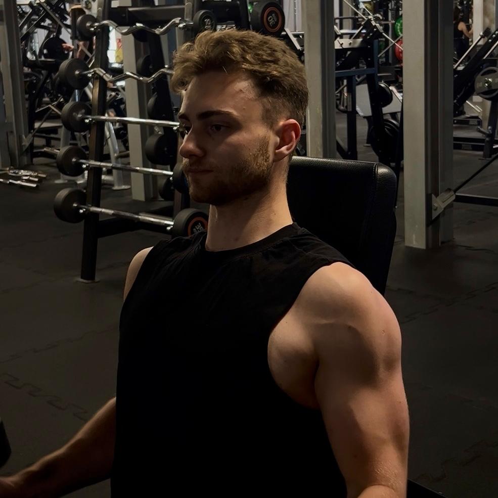 Kuba Wojciechowski na siłowni podczas treningu